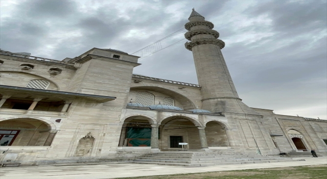 Süleymaniye Camisi’nin Şerefesinden Düşen Parça Korkuttu.