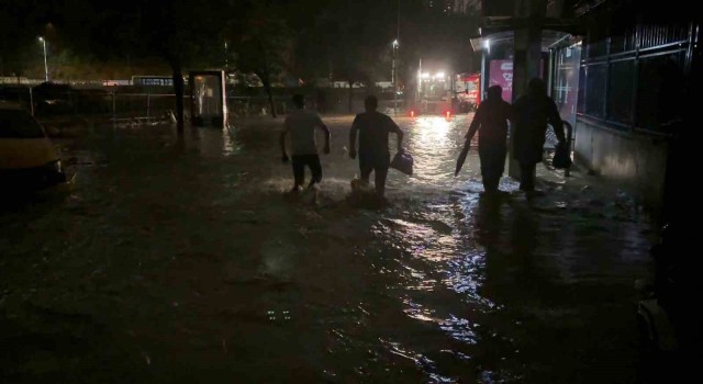 Ayazağa’da su baskınları ve elektrik kesintisi: Mahalleler karanlığa gömüldü