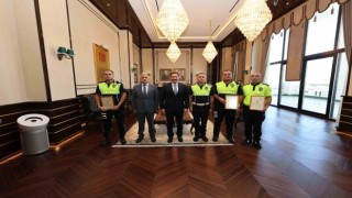 Örnek davranışıyla Bakan Çiftçi’nin takdirini toplayan polis memurlarına başarı belgesi verildi